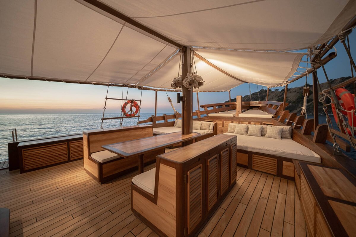 Sanya Luxury Yacht Charter Raja Ampat Dining 2