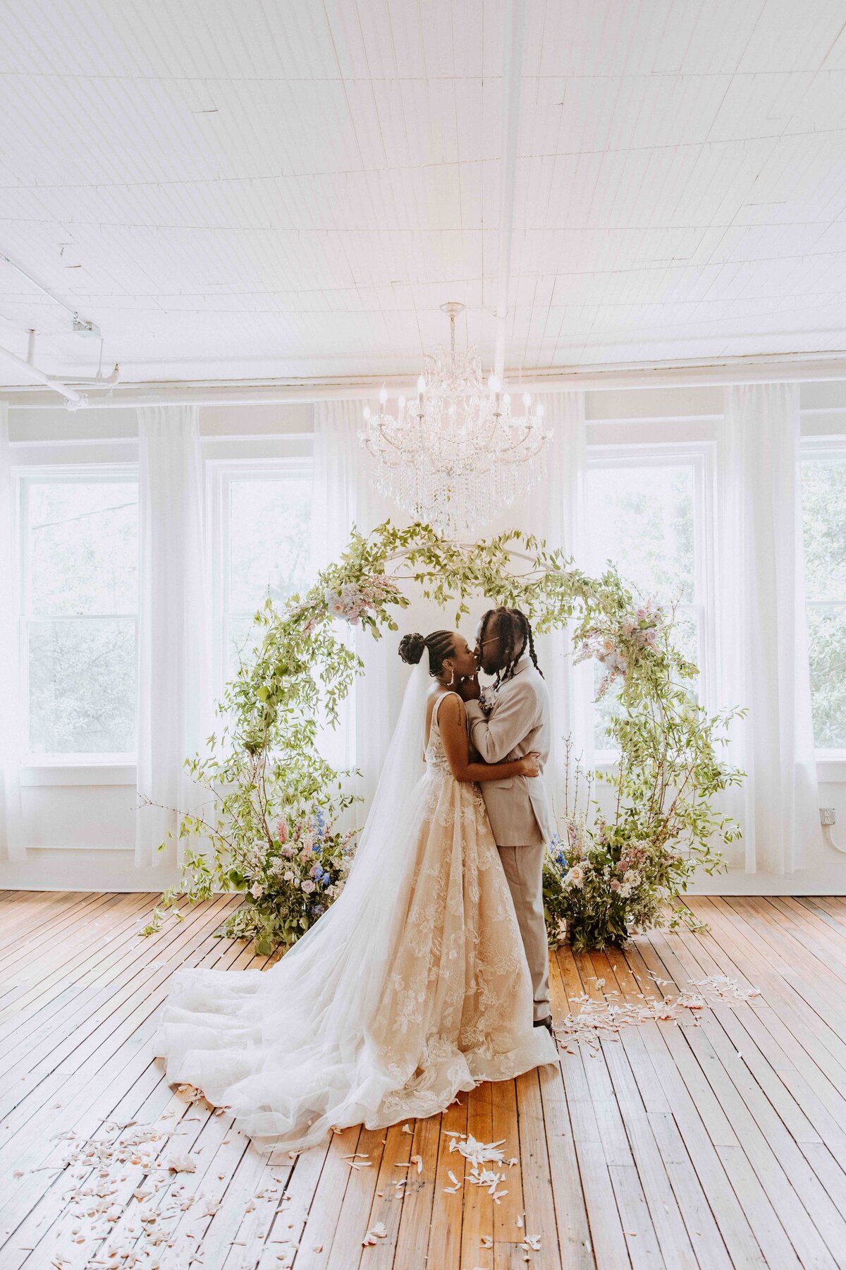 WHIMSICAL-GARDEN-WEDDING-SAVANNAH-BOTTLE-WORKS-BAREFOOT-ROYALTY-PHOTOGRAPHY93