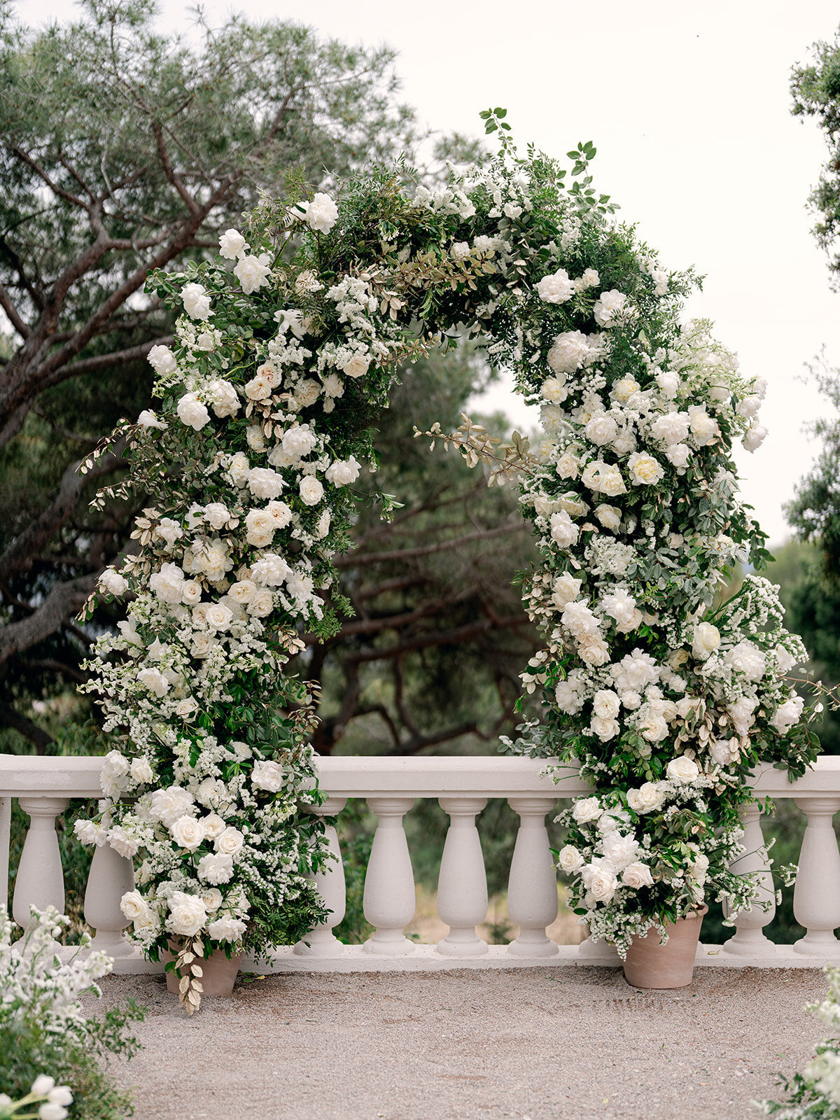 12-intimate-destination-wedding-french-riviera-with-white-flowers