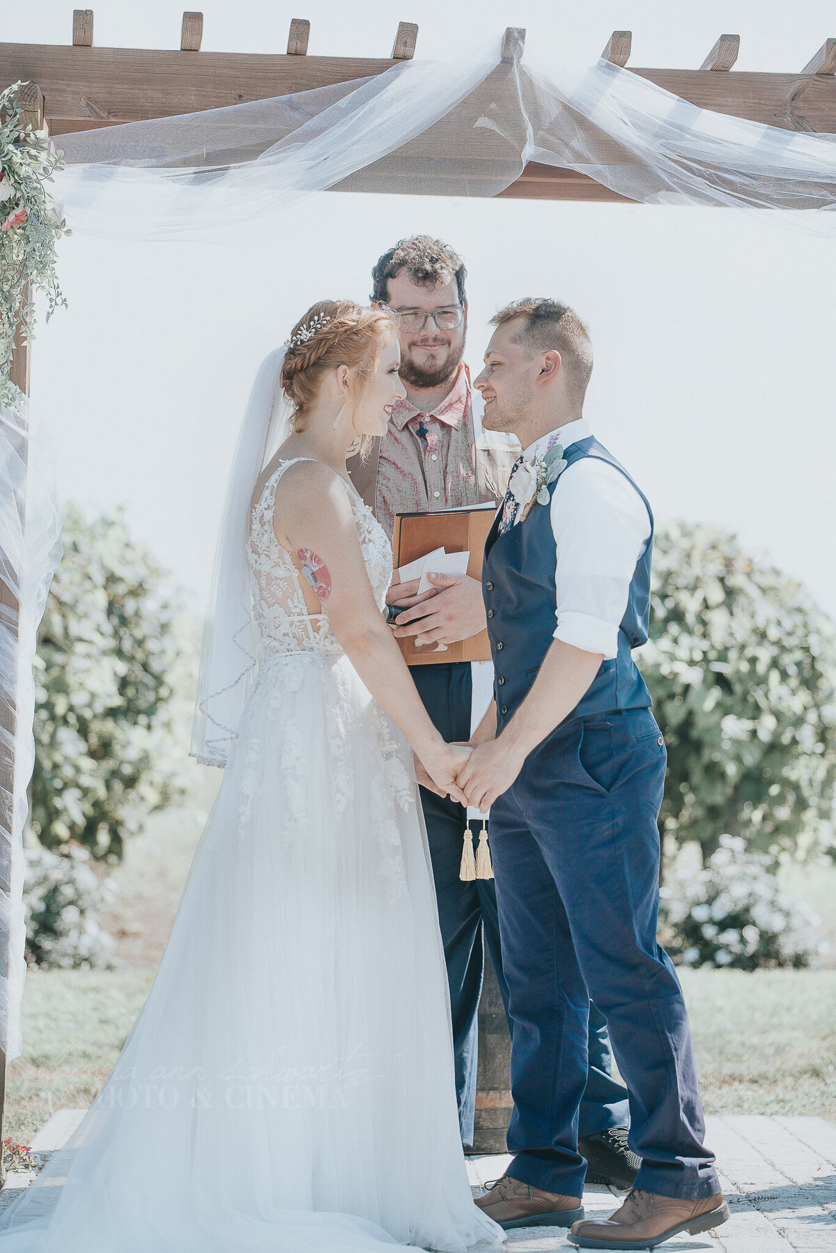 ceremony _ alaynna ann schwartz _ harpors vinyard _ iowa photographer _ playlife photography_0158