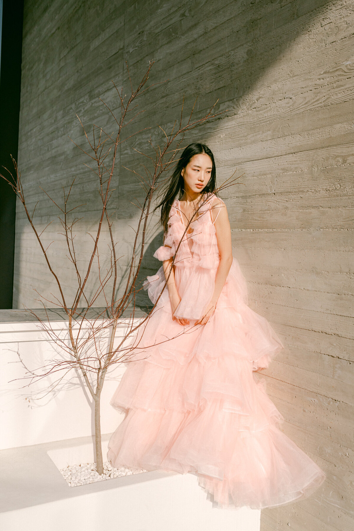 Step into a world of timeless elegance with this exclusive editorial collaboration featuring Ruby Jane Gowns, renowned for their luxury craftsmanship and commitment to sustainable fashion. Captured in Seoul, South Korea by the internationally acclaimed Michael Asmussen Photography, this shoot showcases the ethereal beauty of world-renowned model Kiju Kim, draped in exquisite linen, cotton, and custom-tailored fabrics. Designed for galas, weddings, luxury events, and editorial campaigns, these gowns bring a refined yet modern sensibility to the world of couture. Whether for ready-to-wear collections, custom tailoring, or high-fashion rentals, Ruby Jane Gowns epitomizes sophistication and sustainability. Discover the artistry behind this shoot and elevate your brand with Michael Asmussen Photography, where fashion meets editorial excellence.  세련된 우아함이 돋보이는 에디토리얼 촬영을 만나보세요. Ruby Jane Gowns의 럭셔리한 장인정신과 지속 가능한 패션 철학을 담아, 세계적으로 유명한 모델 **기주 김(Kiju Kim)**과 함께한 이번 촬영은 Michael Asmussen Photography의 감각적인 연출로 서울, 한국에서 진행되었습니다. 고급 린넨, 코튼, 맞춤 제작 원단이 조화를 이루는 이 컬렉션은 갈라, 웨딩, 럭셔리 이벤트 및 에디토리얼 캠페인을 위한 완벽한 선택입니다. 레디 투 웨어, 맞춤 제작 및 하이엔드 촬영 렌탈을 통해 Ruby Jane Gowns는 고급스럽고 지속 가능한 패션을 선보입니다. 이번 작품의 예술성을 경험하고, Michael Asmussen Photography와 함께 브랜드의 품격을 한 차원 높여보세요.