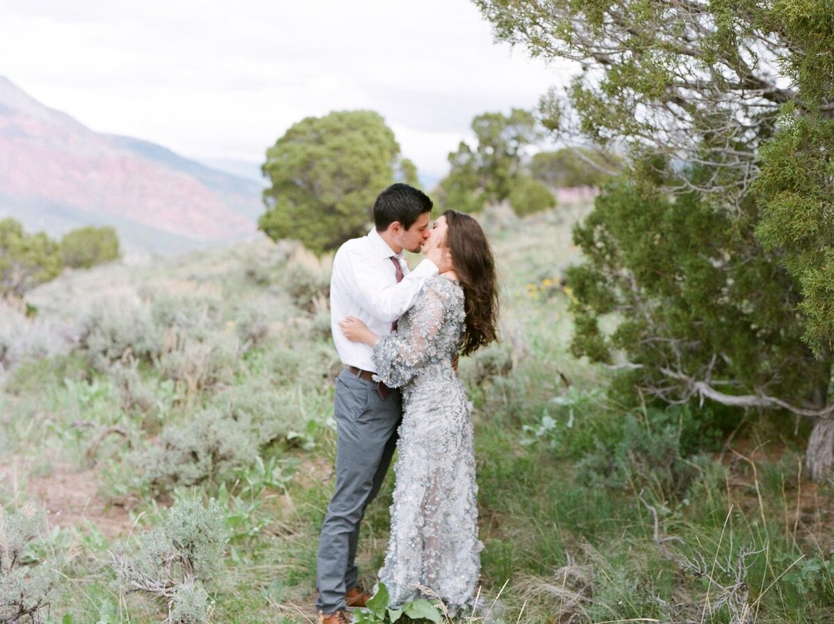 Couple-kissing-with-mountain-in-background-in-vail-Colorado.jpg