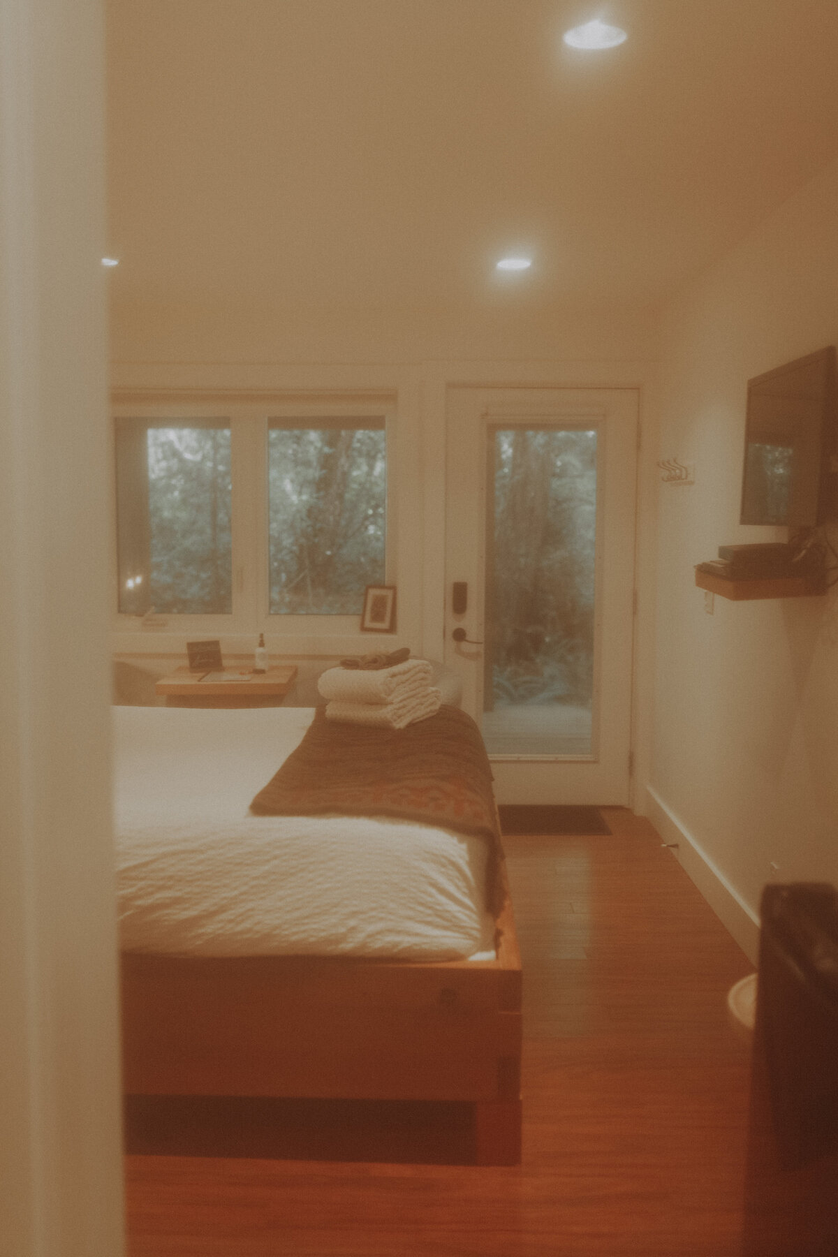 Sleepy Bear Guest House Airbnb Photography Session Ucluelet British Columbia 45620