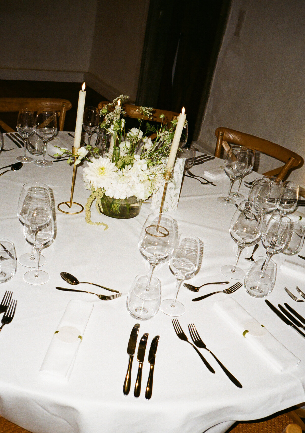 Festlich gedeckter Tisch mit weißer Blumendeko – Hochzeitstafel im Palast Hohenems.


