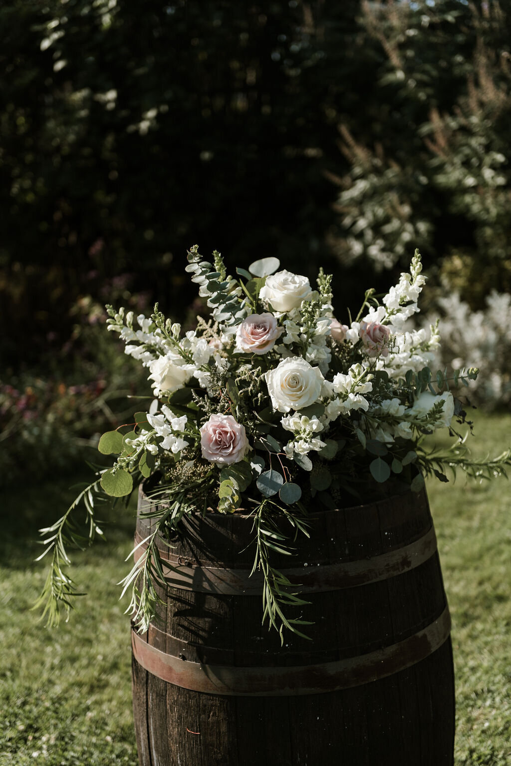 ceremony-flowers-at-stone-acres-farm-jen-strunk-events