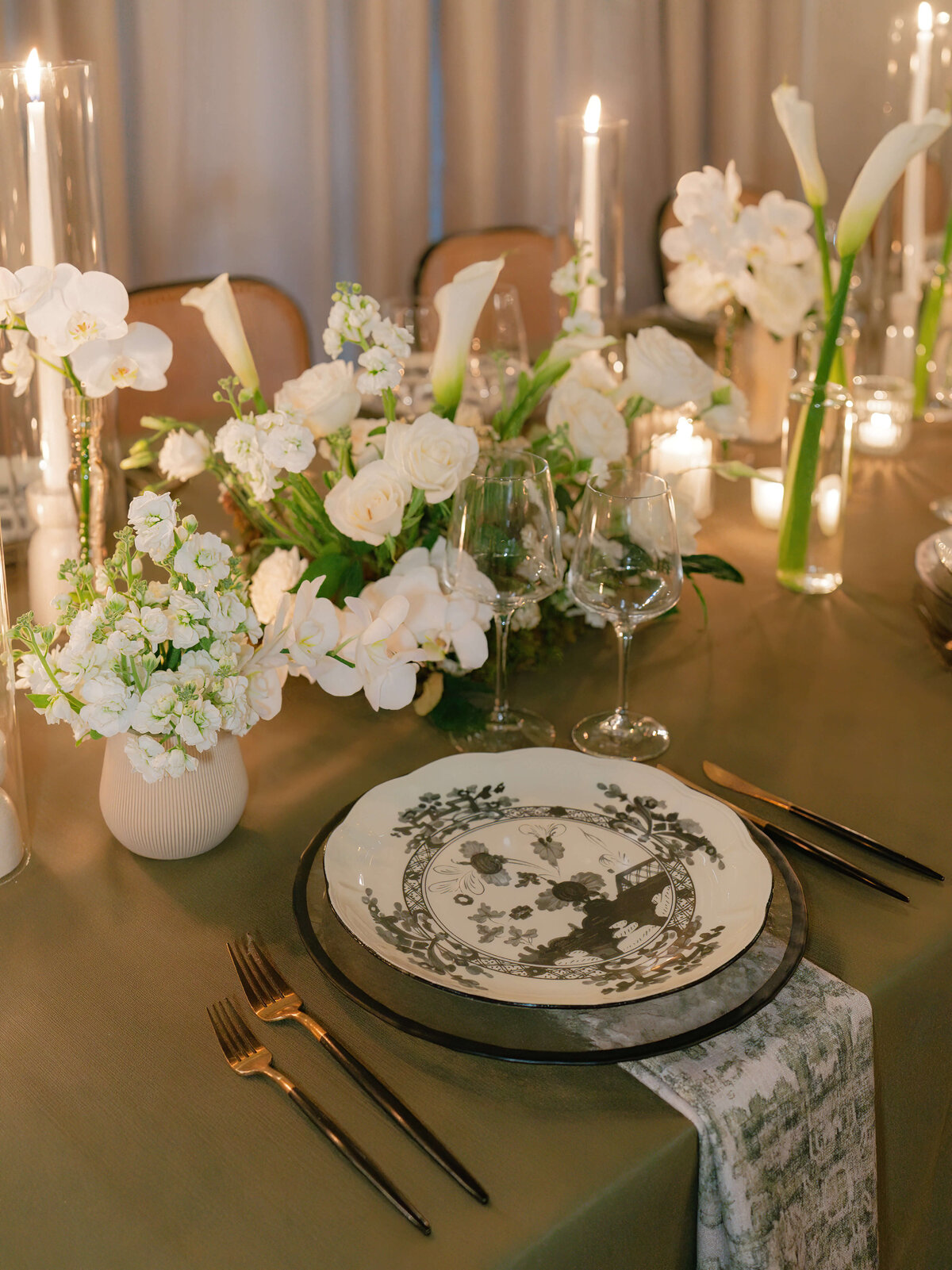 talia-connor-green-white-place-setting-wedding-reception-springvale-floral