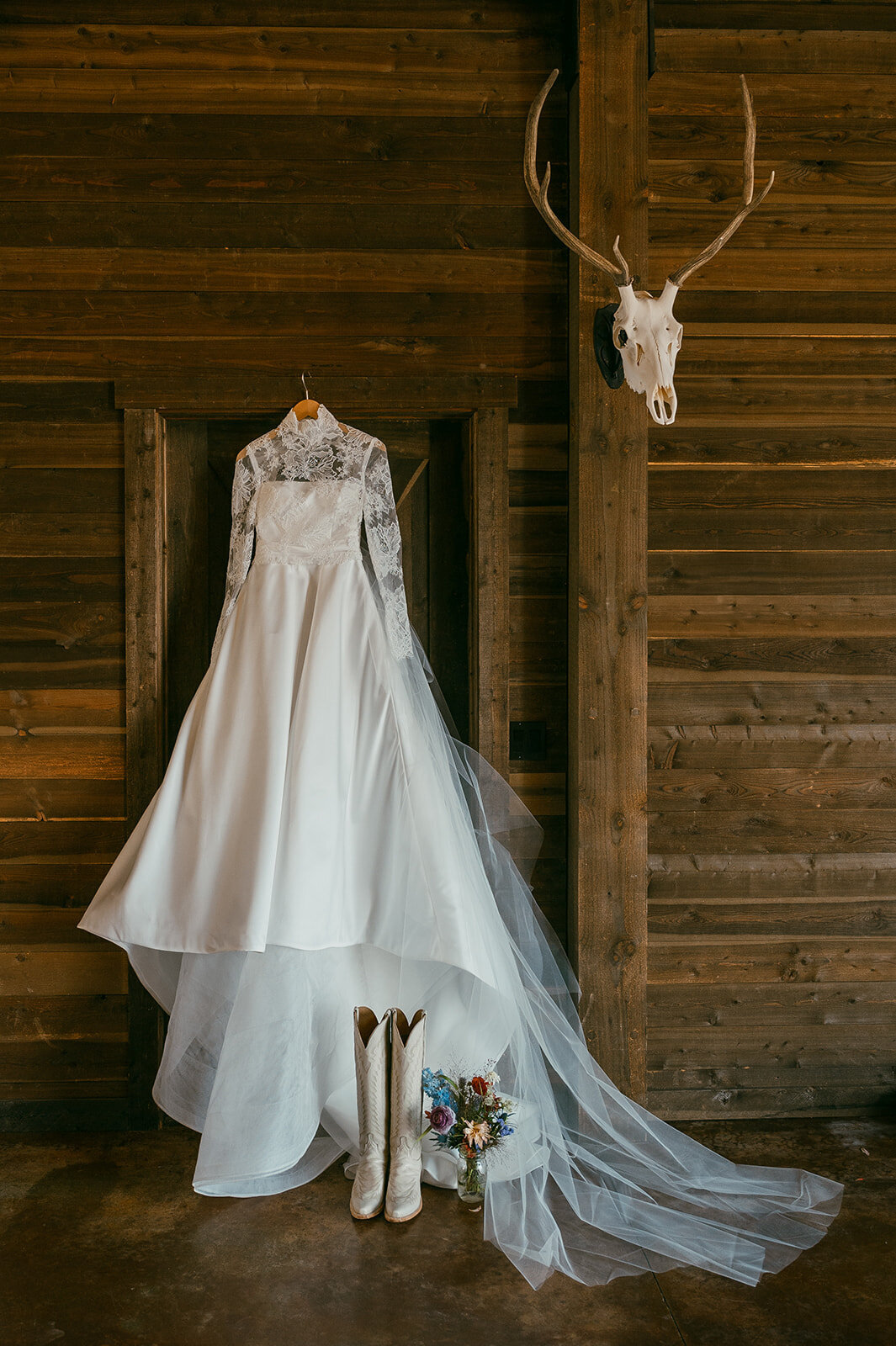 presley-gray-photo-Deerlodge-rustic-western-Montana-wedding-3012