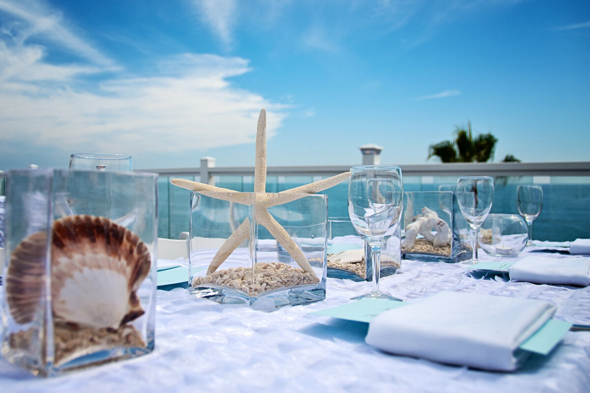 Table with seashells details centerpieces