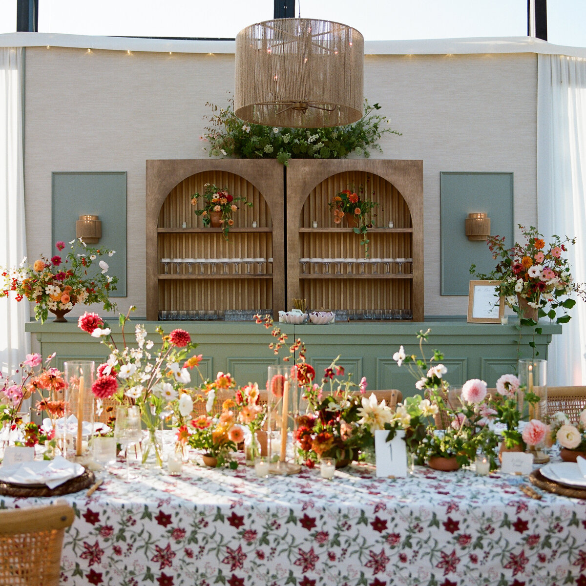 Marthas-vineyard-wedding-planner-kg-events-design-luxury-destination-weddings-private-events-corporate-events-aquinnah-ma-event-designer-outermost-inn-outdoor-tented-wedding-reception-black-frame-tent-15
