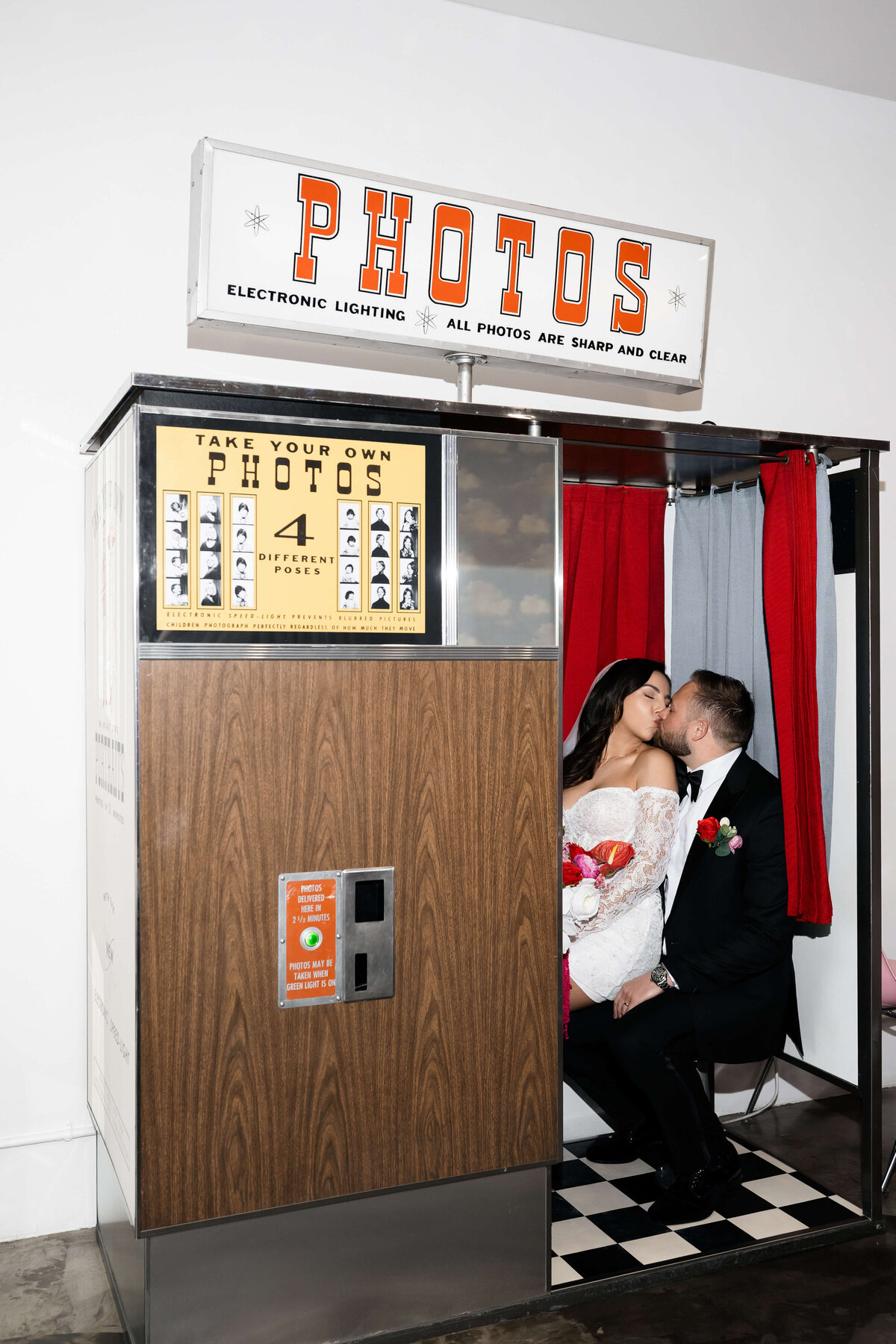 55riskyexposure_hannah-rory_las-vegas-elopement-photography