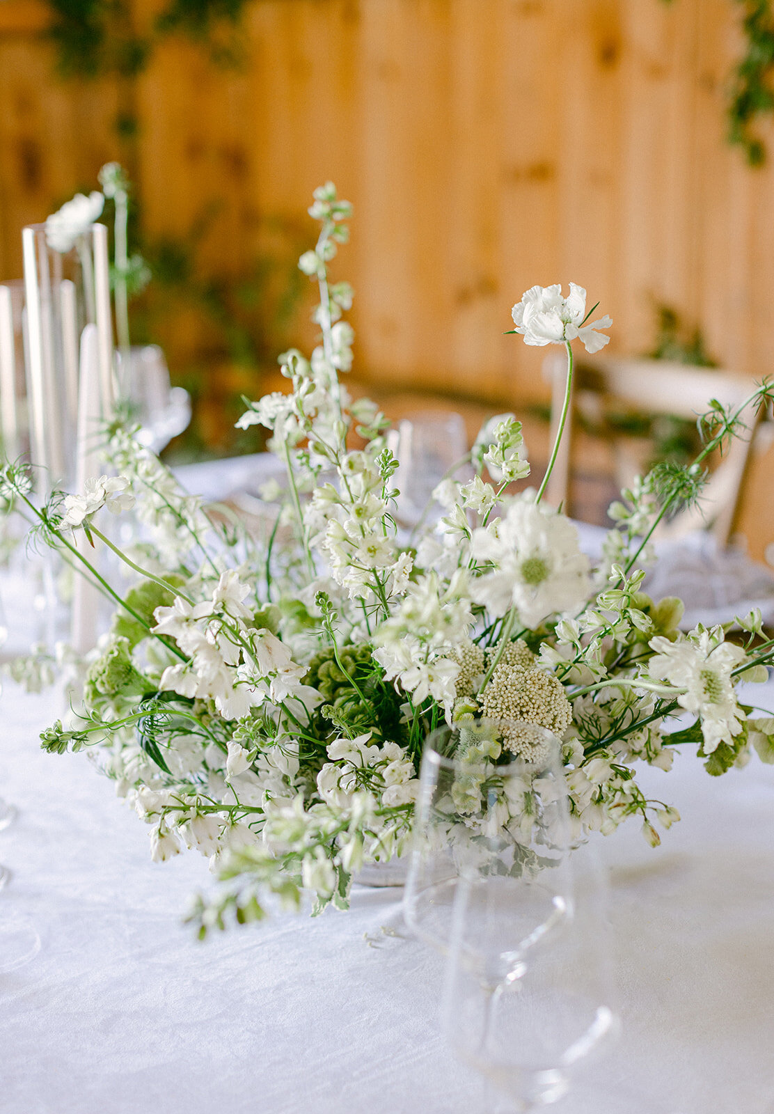 white-green-wedding-table-flowers
