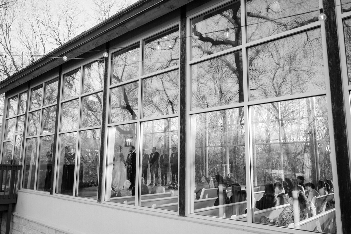 tulsa-glass-chapel-view-of-ceremony-from-outside