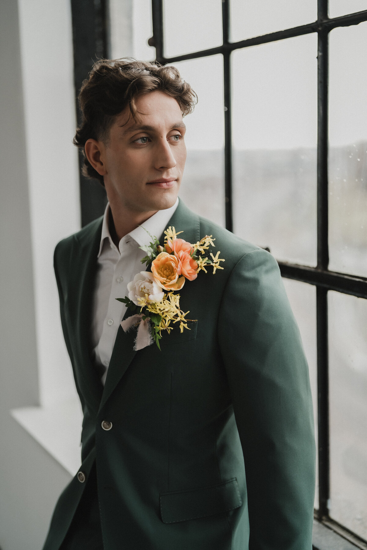 Portrait du marié capturé lors d'un mariage à Montréal.