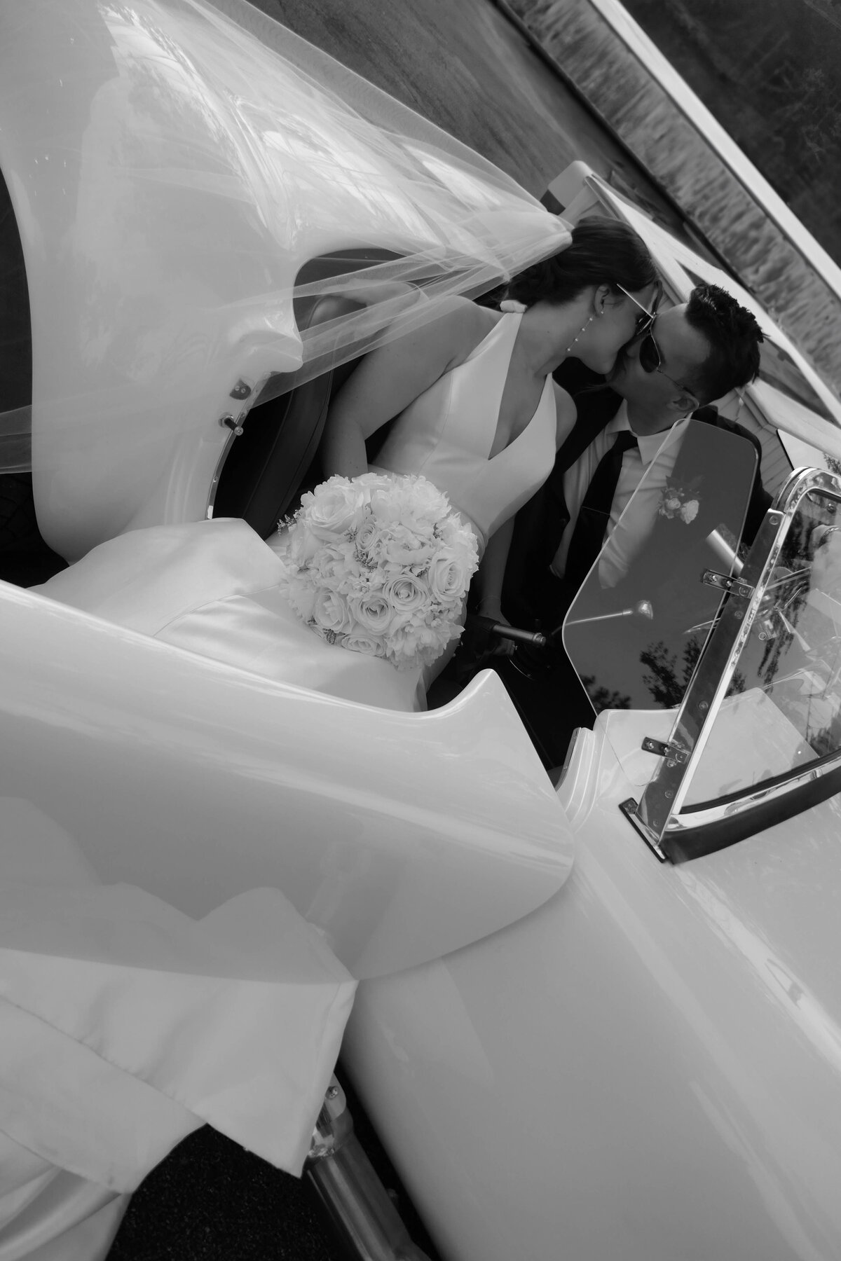 bride-groom-portrait-in--vintage-car