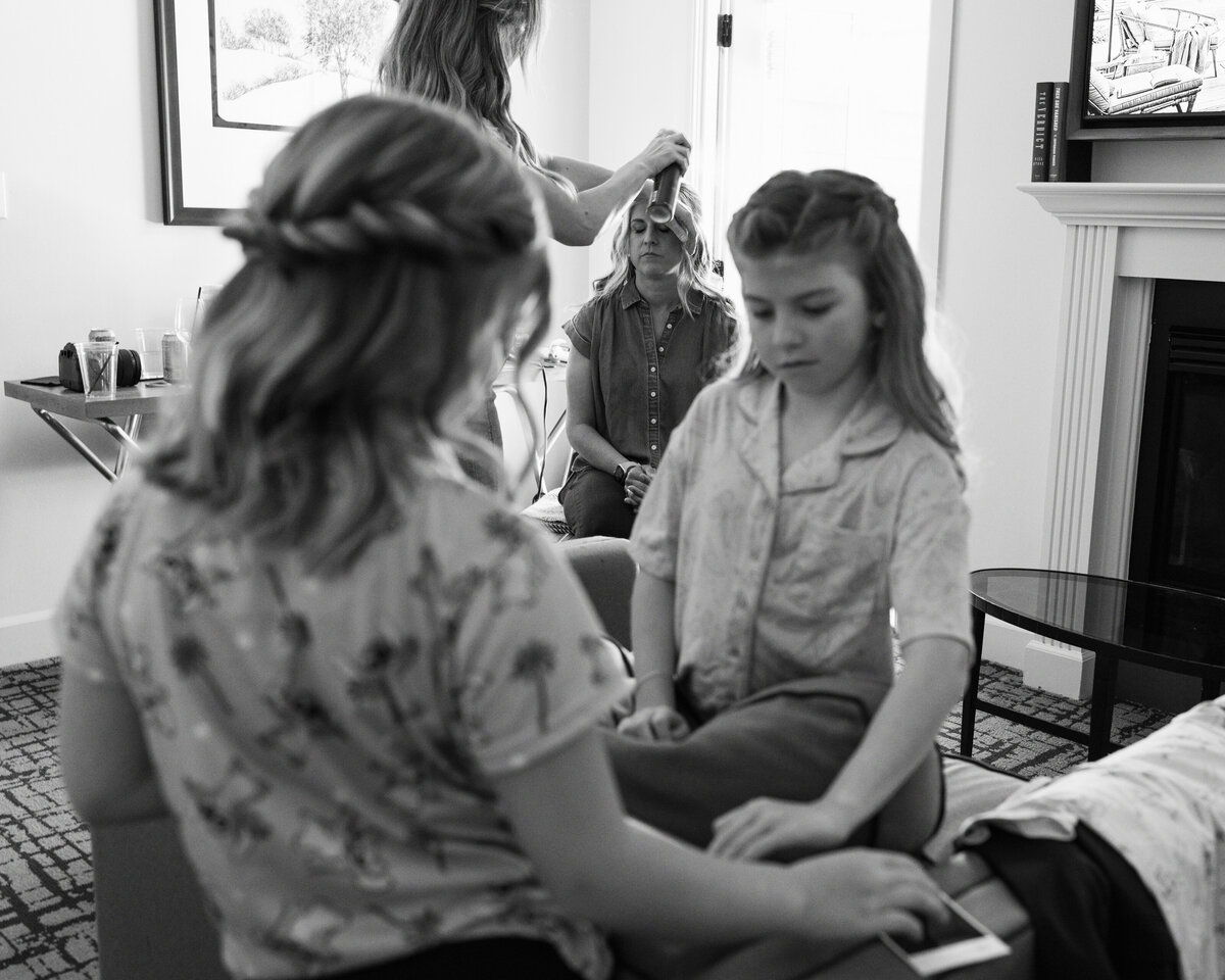 haley-robbie-getting-ready-oliveandoath-75