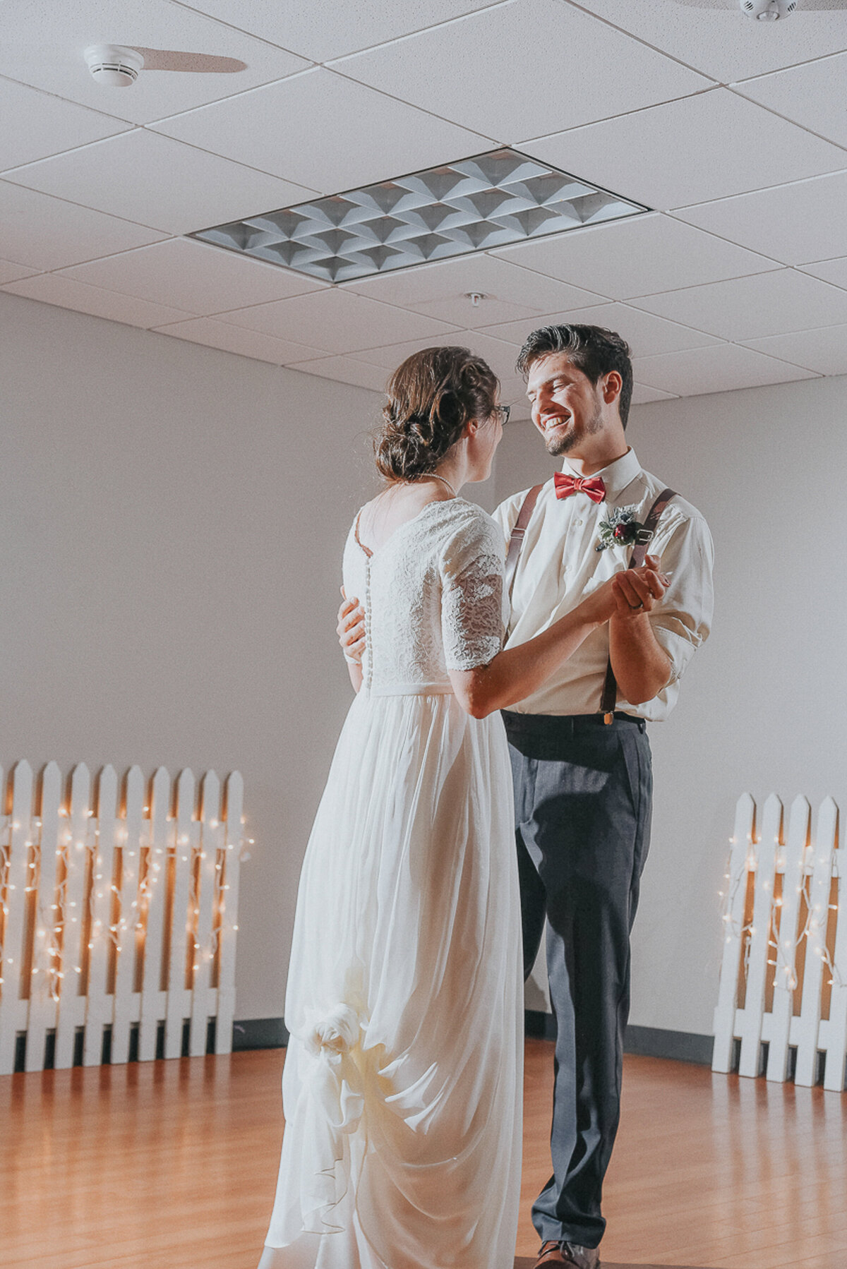 wedding dances | Iowa wedding photographer | Iowa Photographer | Playlife | Cedar Rapids | Iowa City | Kalona | Alaynna Ann Schwartz-14
