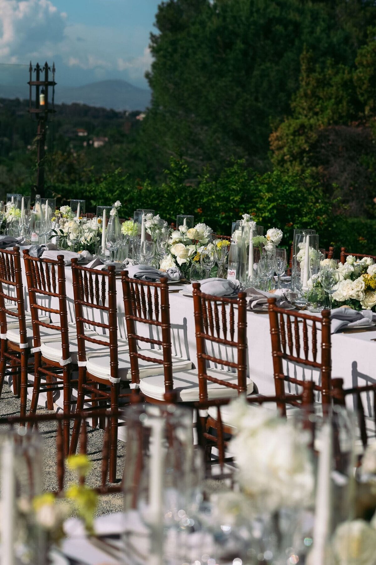 wedding-table-delicate-and-minimal-decoration