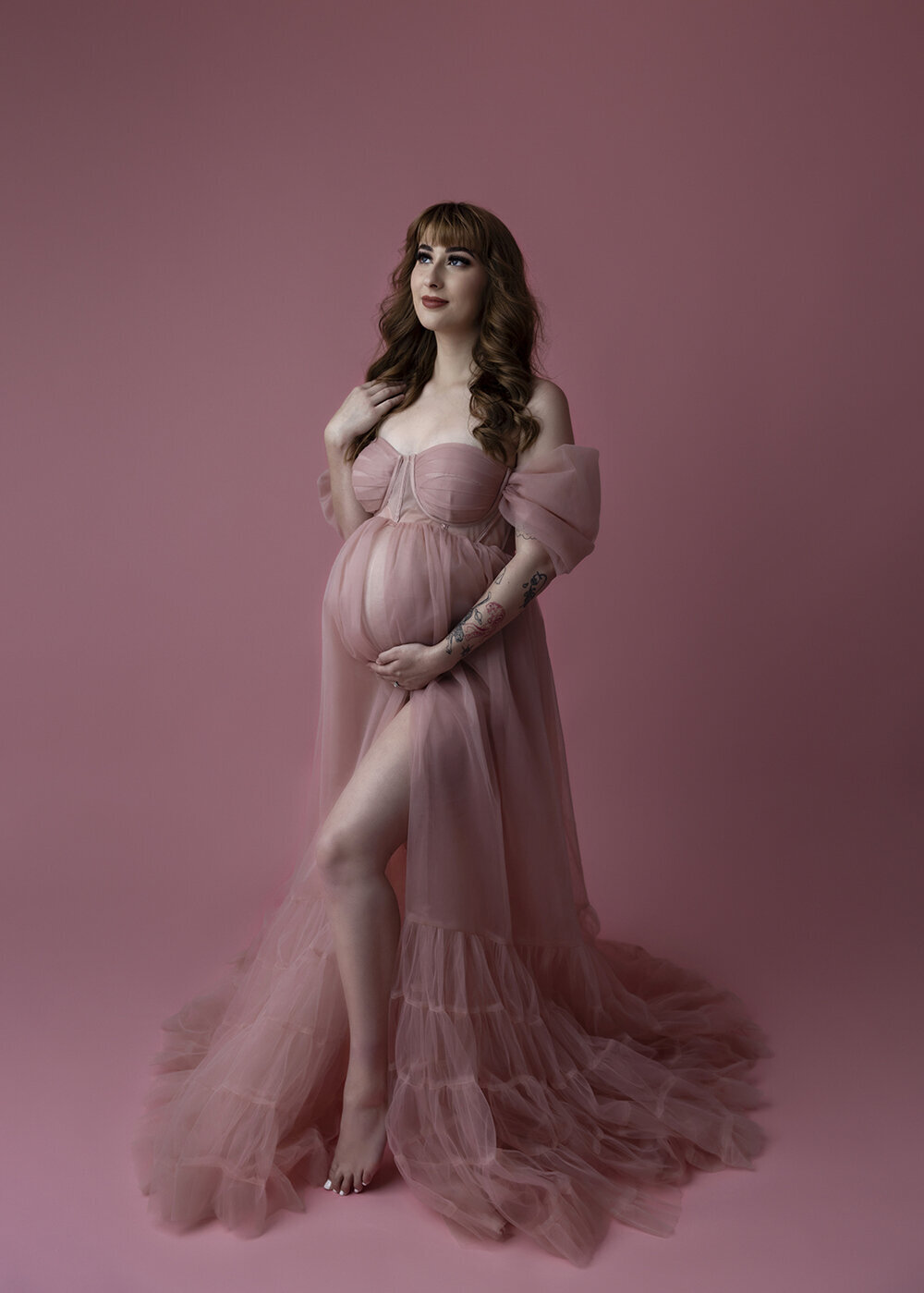 MATERNITY_PREGNANTWOMAN_PINKDRESSPINKBACKGROUND1