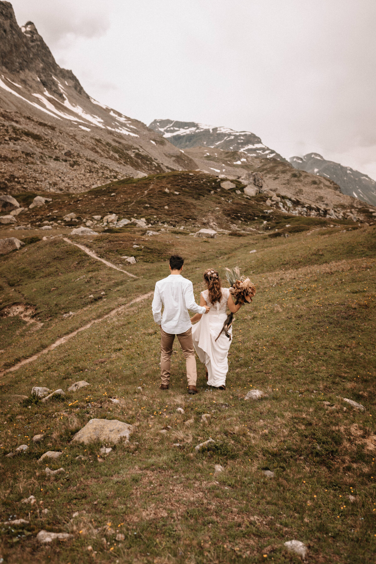 Brautpaar in einem Bergpanorama in der Schweiz