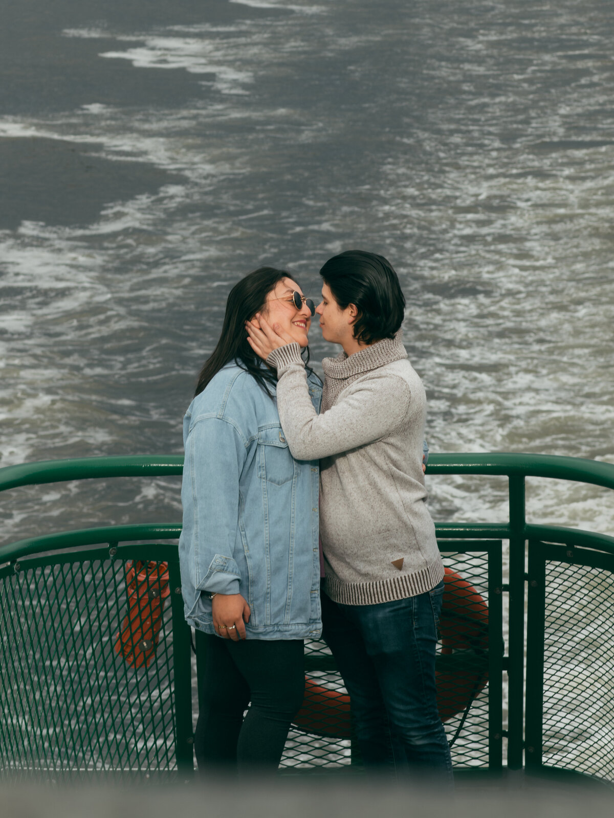 couples-session-seattle-ferry-jennifer-moreno-photography-documentary-style-washington