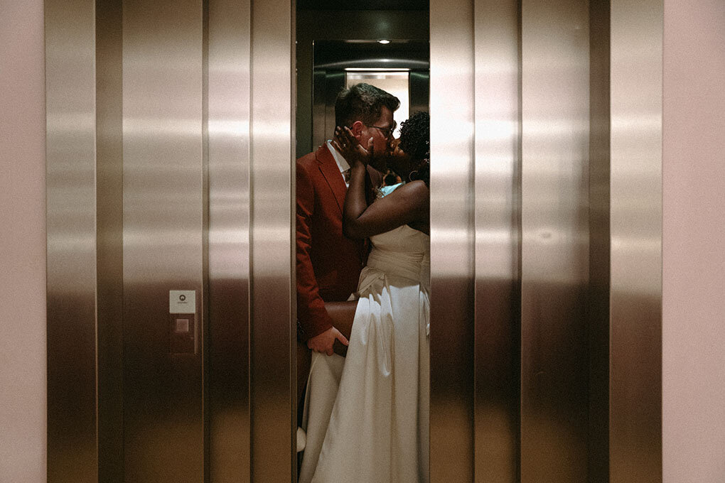 C&B dans un ascenseur qui se referme en train de s'embrasser. Mariage vintage en Bretagne.