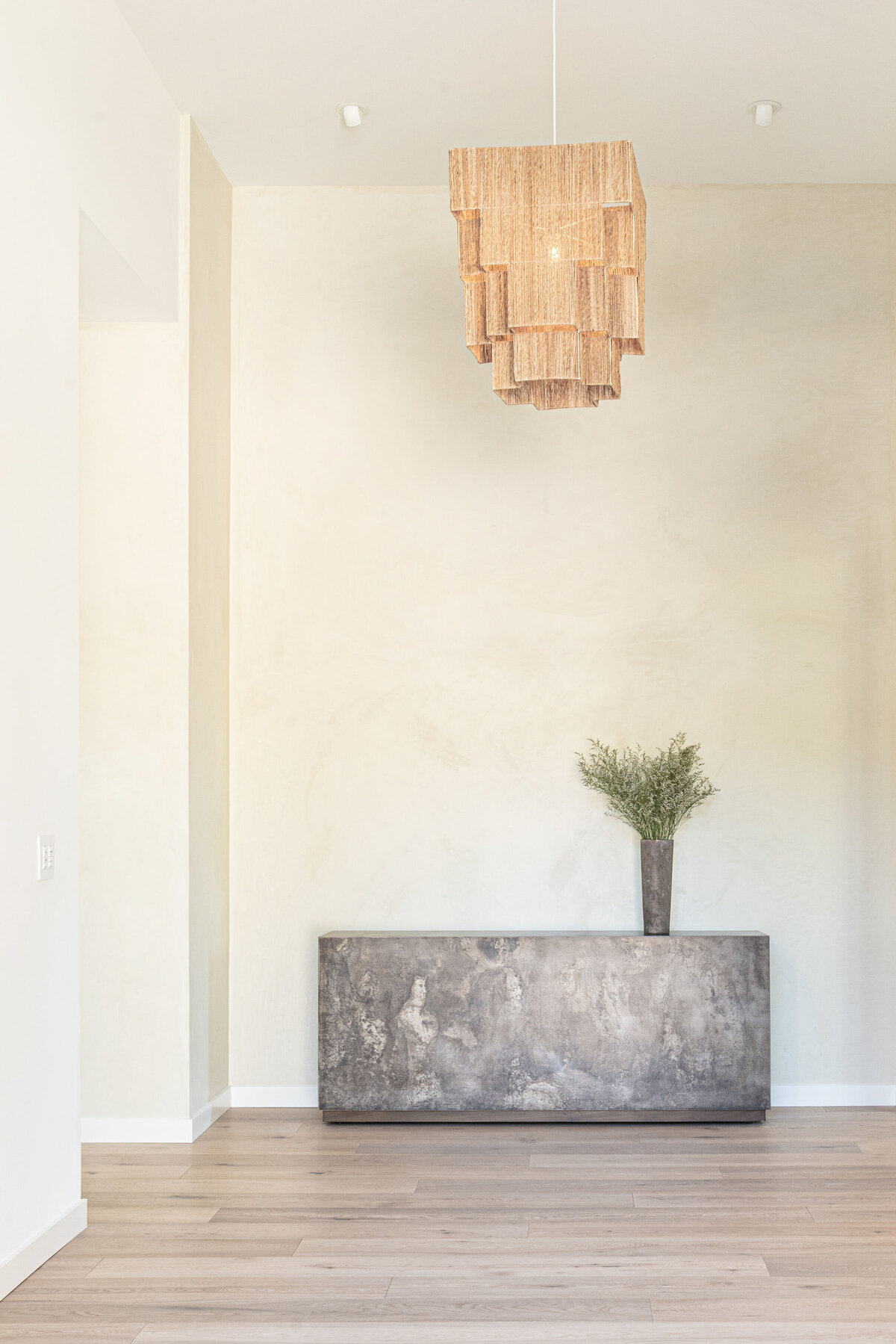 foyer-plaster-walls-woven-textile-chandelier