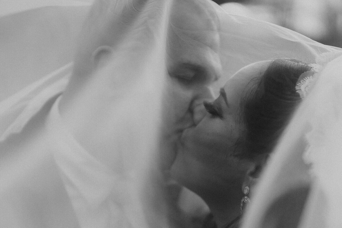veil-covered-wedding-kiss-romantic-photo-ashton-hill-farm-cedar-rapids-iowa-storyteller-collective-photo-co
