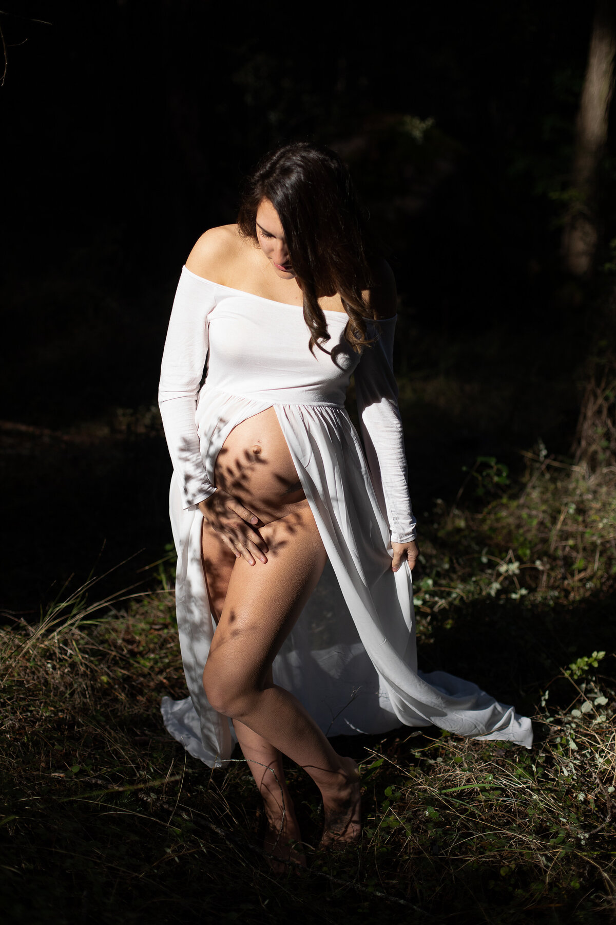arty maternity photography in forest