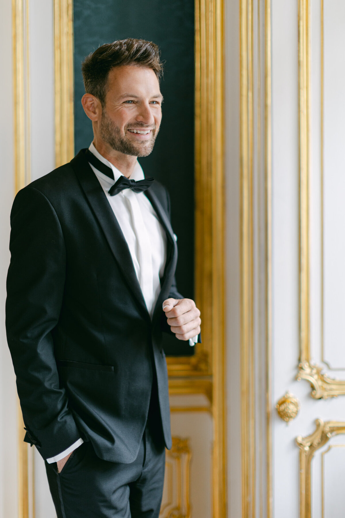 Groom smiling at his best man at getting ready in the blue salon of palace Coburg 