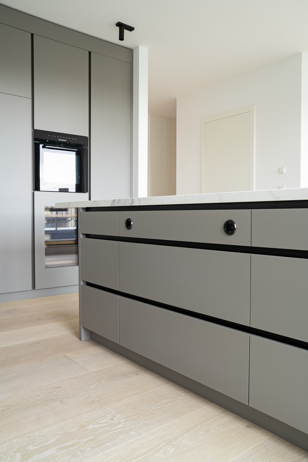 Kueche-Penthousewohnung-Berlin-Innenausbau-Individuelle-Kuechen-11