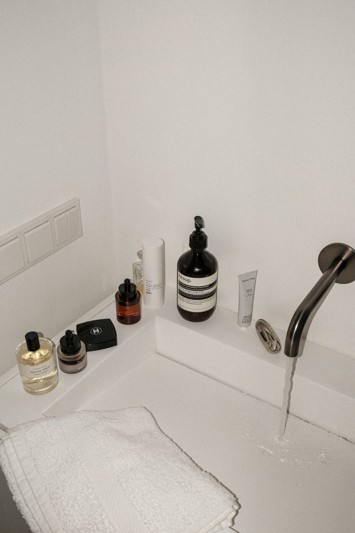 kaboompics_clean-aesthetics-serene-bathroom-ambiance-with-luxury-skincare-products-35242
