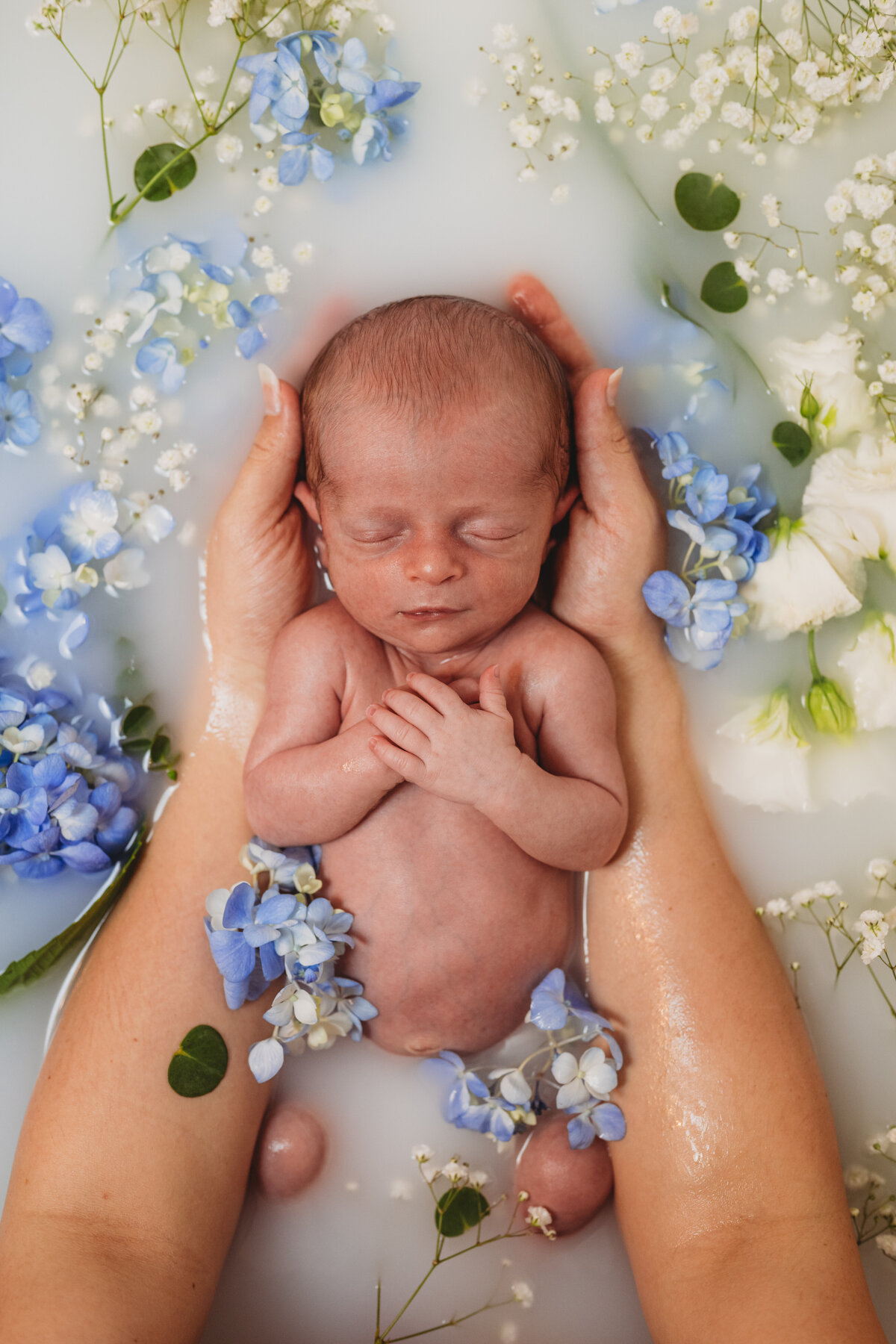 newborn-bathtub-with-mom