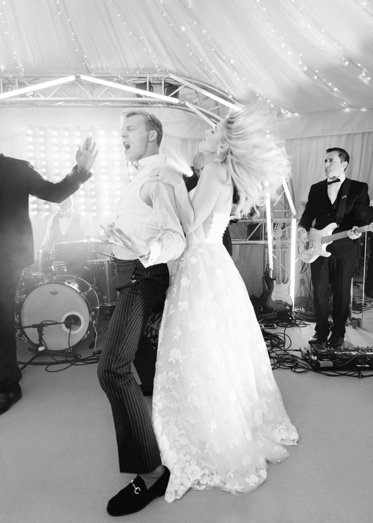 chloe-winstanley-weddings-dancefloor-bride