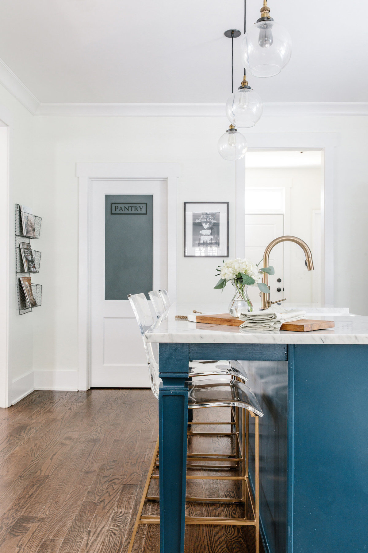 Navy-and-white-kitchen-marble-herringbone-backsplash-acrylic-stools-07