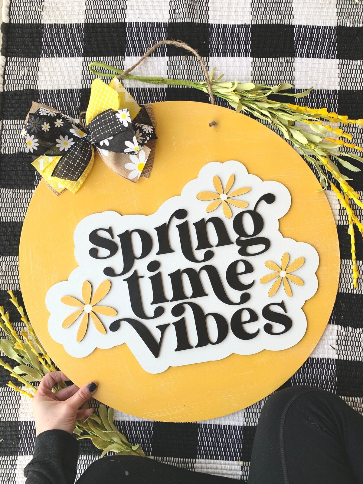 DAISY SPRING TIME VIBES WOODEN ROUND DOOR HANGER