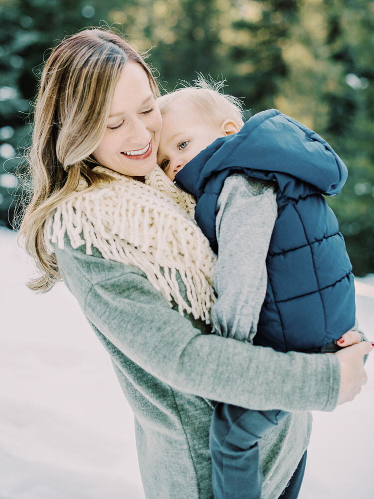 Colorado-Family-Photography-Vail-Mountaintop-Winter-Snowy-Christmas-Photoshoot2