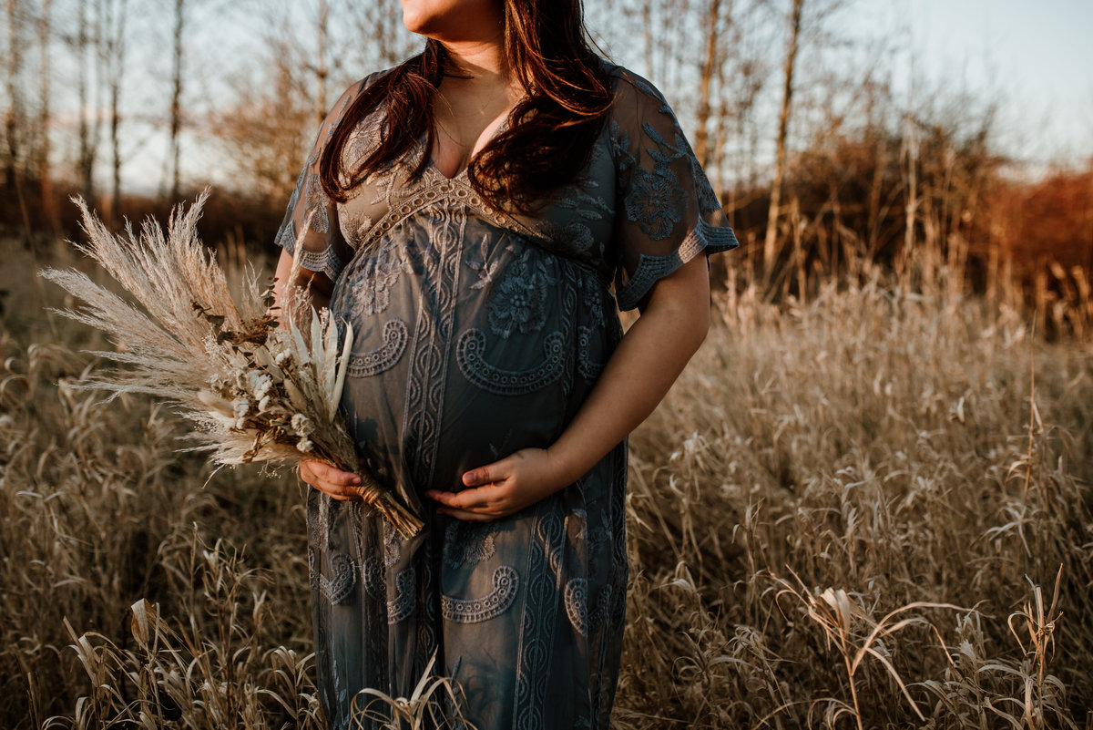 sunset maternity photography with dried bouquet