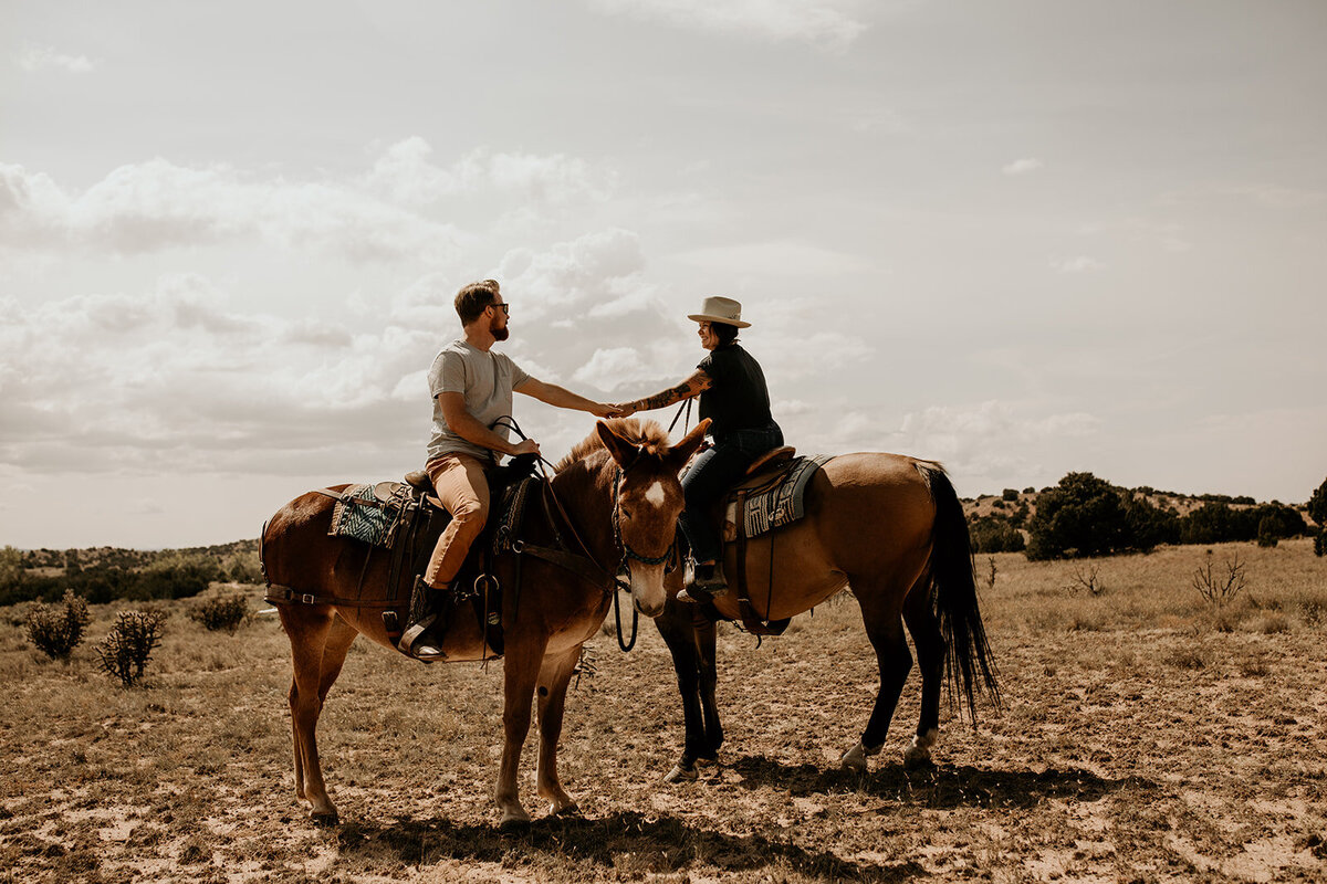 santa-fe-new-mexico-horseback-riding-engagement-photos (20)