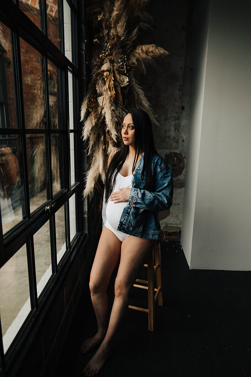 maternity shoot with jean jacket