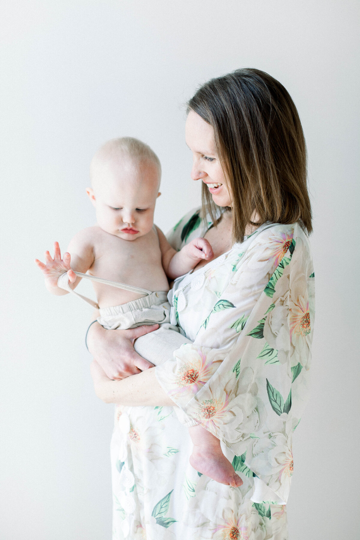 light and airy maternity photography with a toddler