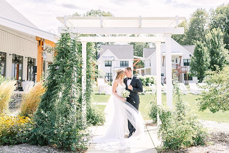 bay-pointe-woods-shelbyville-grand-rapids-michigan-wedding-photographer_0009