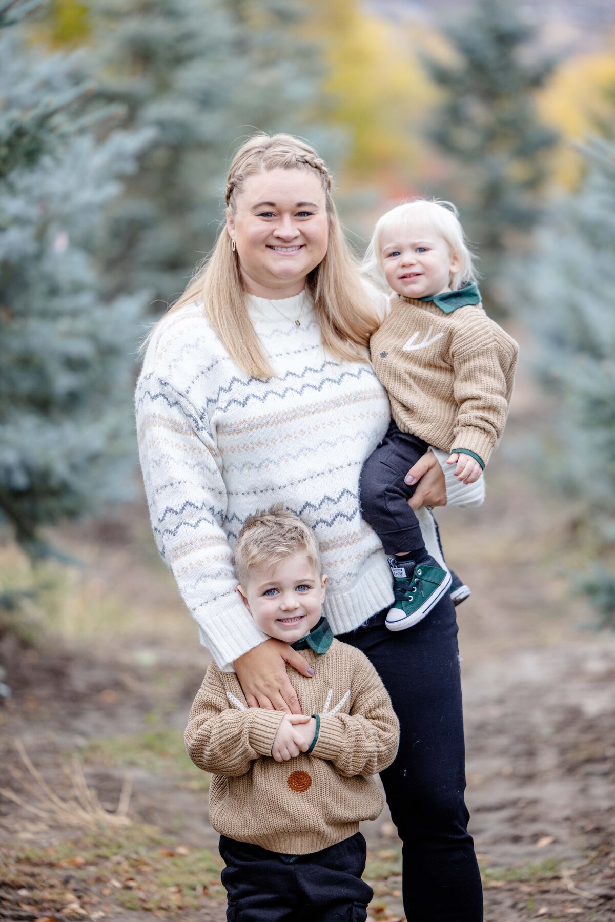 Utah-County-UT-Christmas-Tree-Farm-Mini-Session-Magnolia-and-Grace-Photography-Co-AshbyilyinJ-# (1)-11