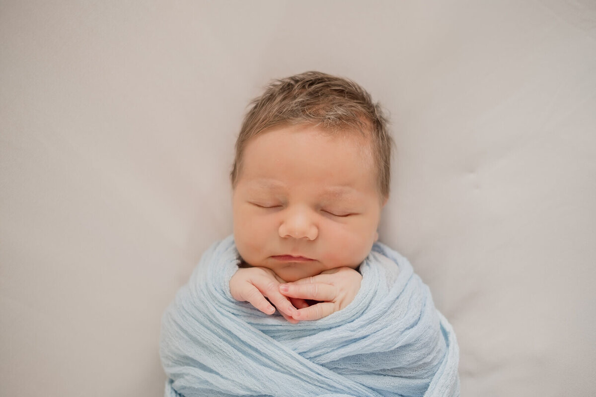 Newborn posing by Hikari Lifestyle Photography, brisbane and Gold Coast maternity photographer