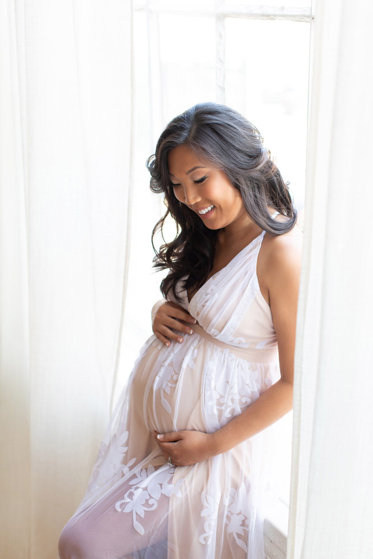maternity-women-in-white-gown