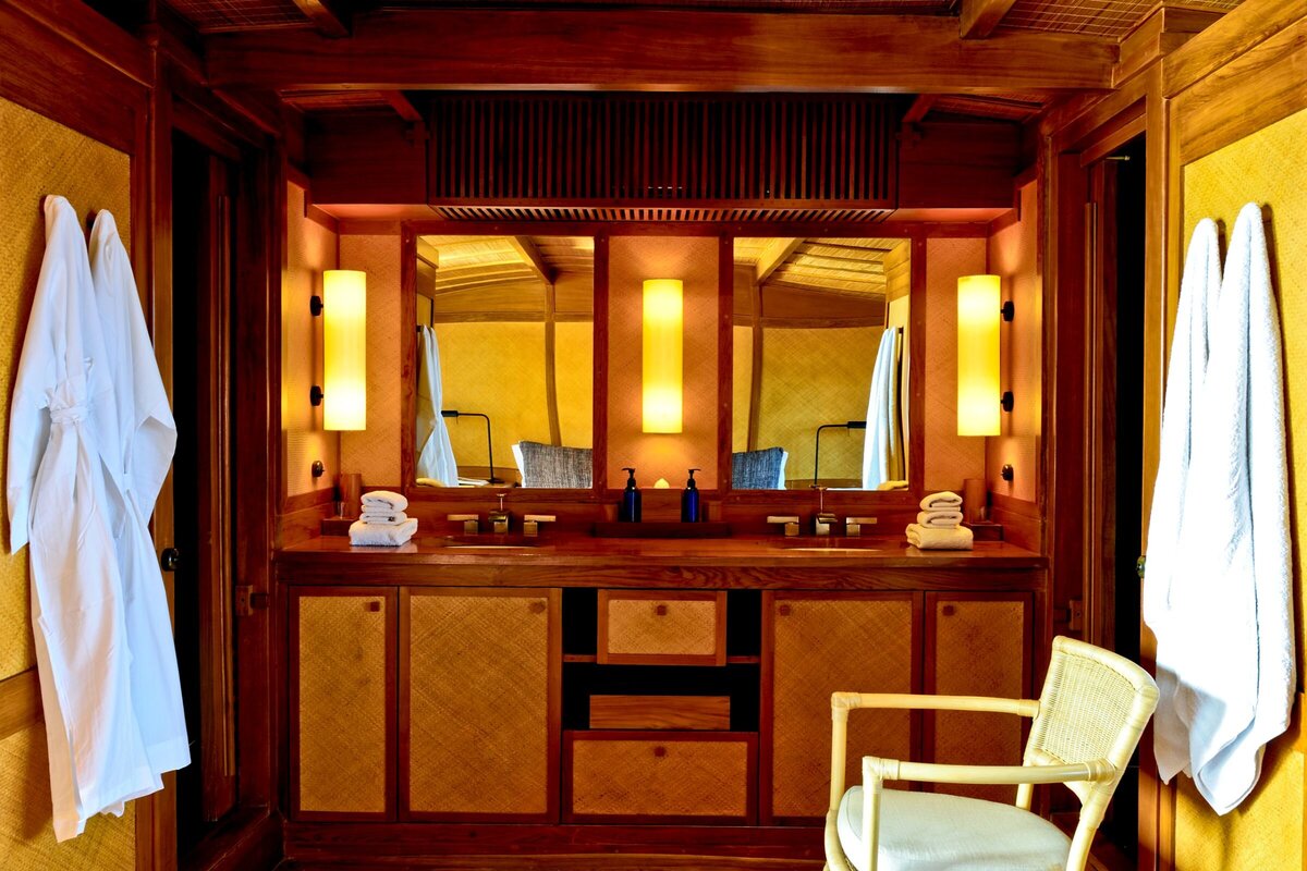 Luxury Yacht Charter Amanikan, Indonesia – Master Cabin Vanities_High Res_1667Indonesia