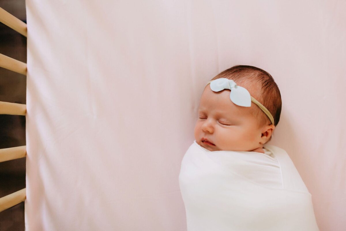 newborn-in-crib-lifestyle-photography-francesca-marchese-photography-11