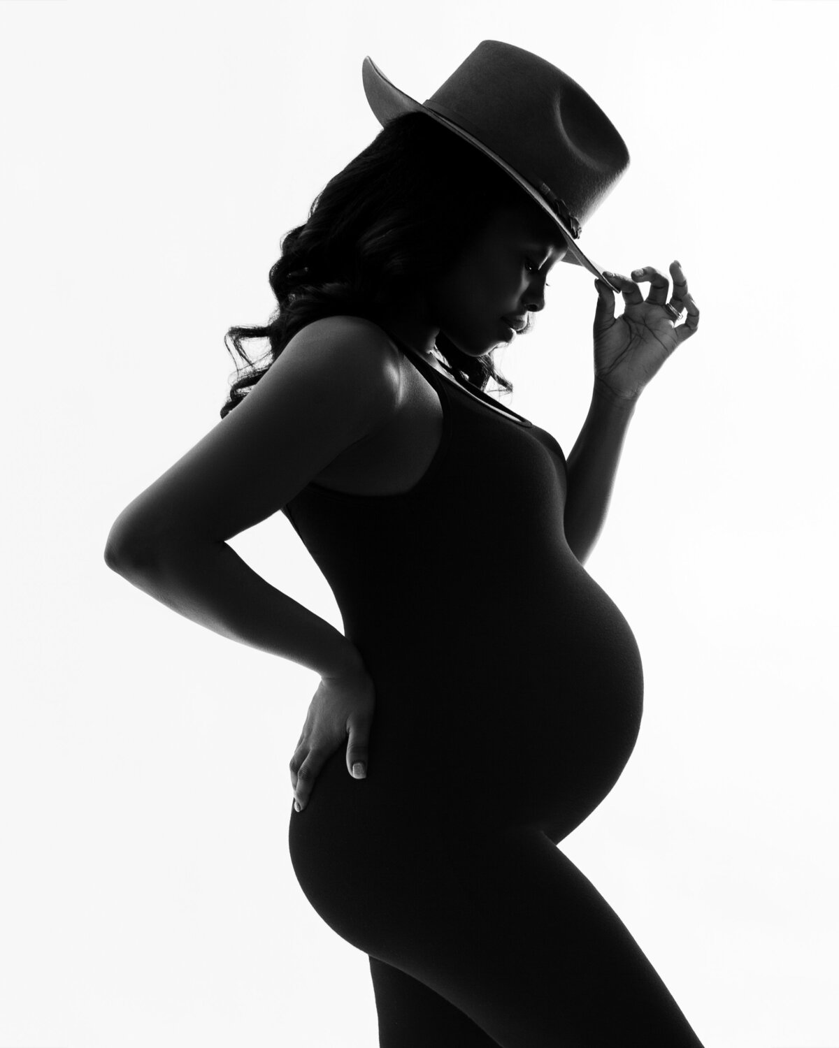Silhouette of a pregnant woman in blak and white by Daisy Rey Photography