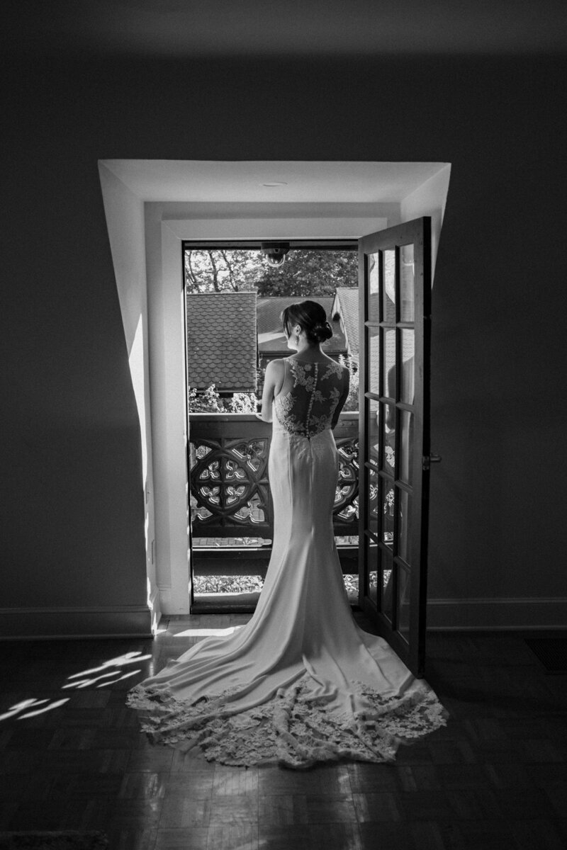 black-and-white-bride-dress-shot-saint-clements-castle