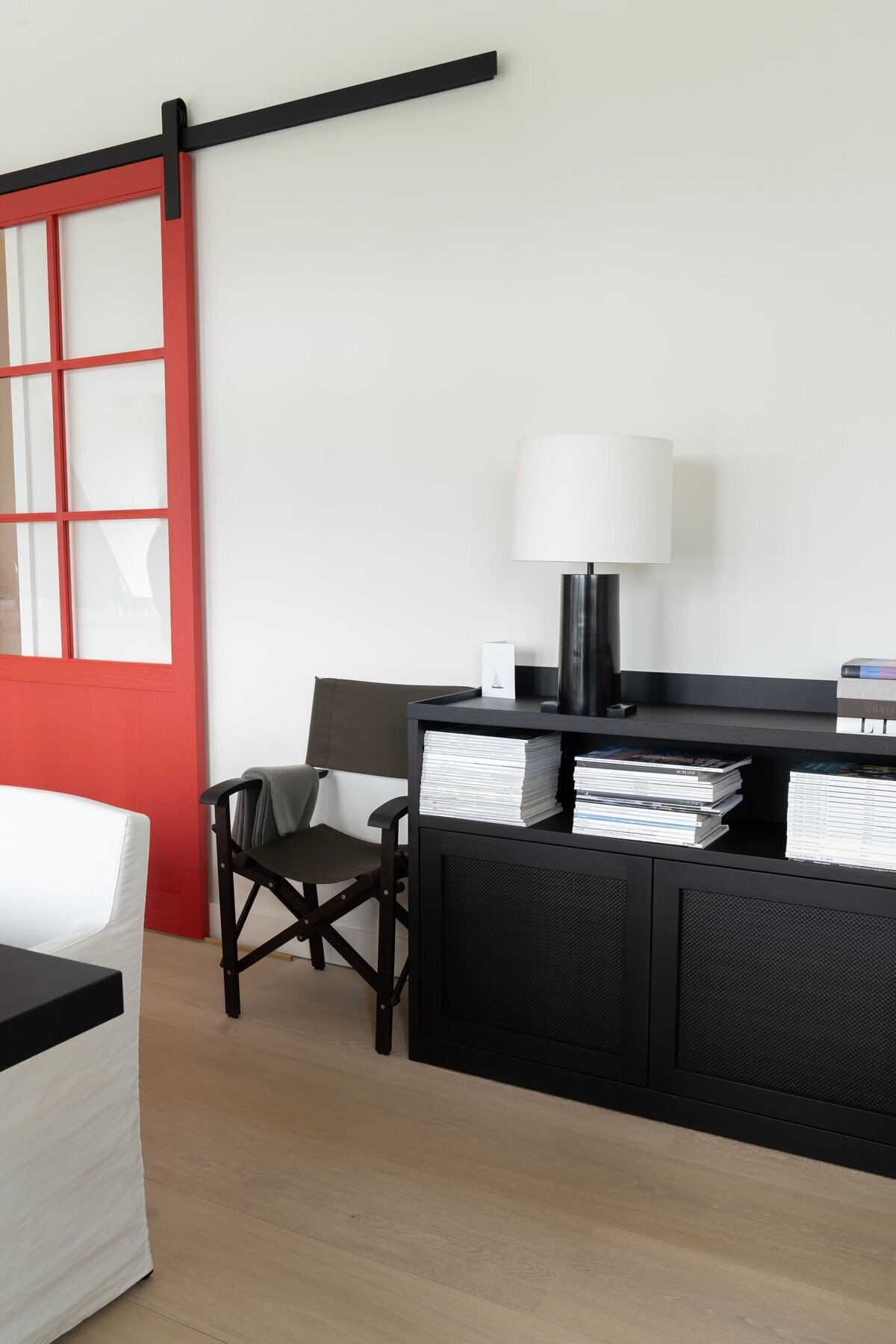 Wohnen-und-Schlafen-Sideboard-schwarz-Schiebetuere-rot