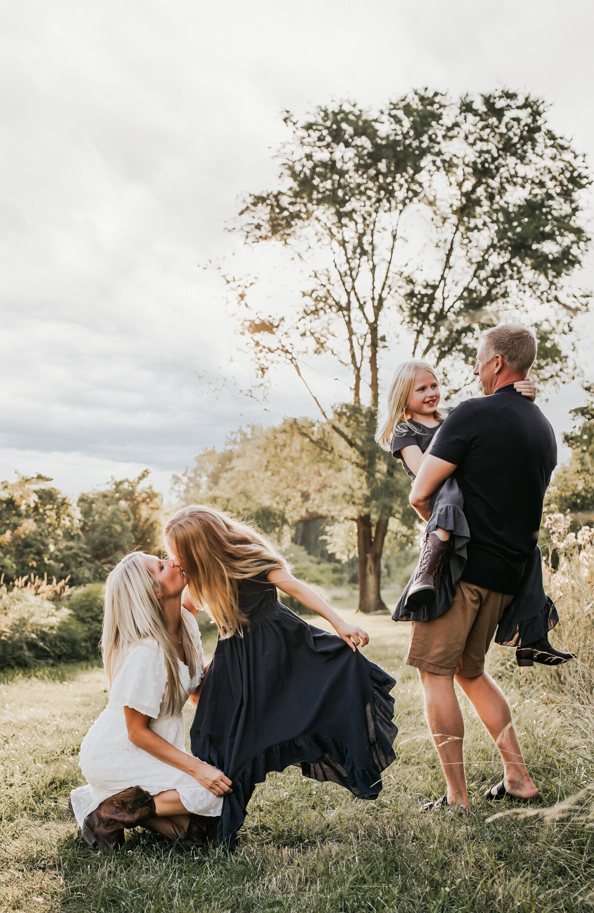 mommy and daughter  looking at each other , daddy holding daughter